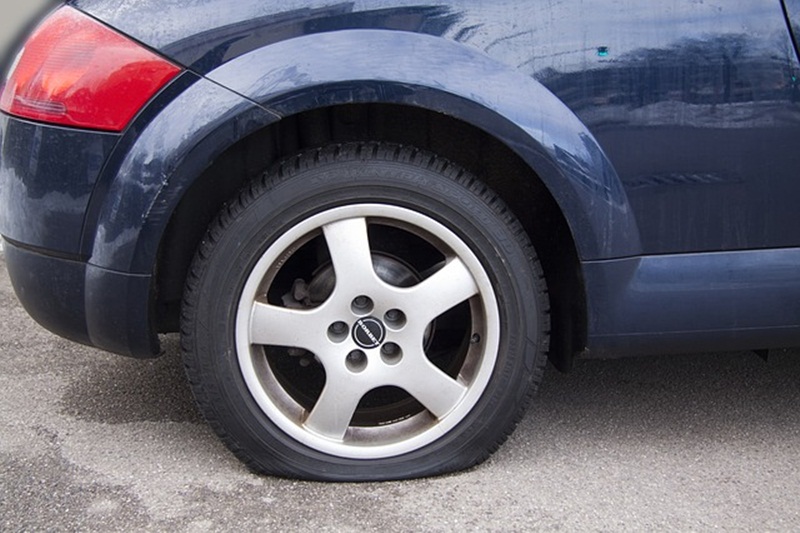 車のタイヤがパンクする原因は空気圧 主な４つの原因とは 厳選 新鮮 とっておき びっくり情報